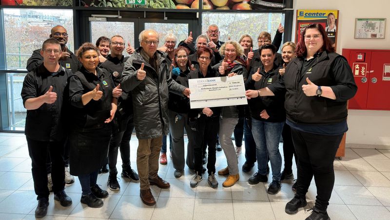 E center Team übergibt Spendenscheck in Höhe von 7.000 € an Hospiz-Initiative Steinfurt.